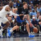 Dallas Mavericks forward Cooper Flagg, right, drives against Los Angeles Lakers forward LeBron James (23) durante la segunda parte de un partido de baloncesto de la NBA disputado en Dallas el domingo 5 de abril de 2026. (Foto AP/LM Otero)