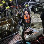 Personal israelí trabaja en el lugar donde un edificio residencial fue destruido por un ataque iraní