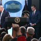 Donald Trump y Pete Hegseth en la sala de prensa/ Brendan Smialowski