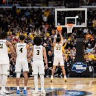 Yaxel Landeborg (derecha) y sus compañeros de los Wolverines de Michigan en acción contra los Volunteers de Tennessee en la ronda de cuartos de final del Torneo de Baloncesto Masculino de la NCAA, celebrado en el United Center. Resultado final: Michigan 95-62 Tennessee.