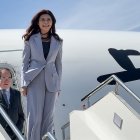 La presidenta del Kuomintang, Cheng Li-wen (derecha), llegando al Aeropuerto Internacional de Shanghái