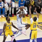 7 de abril de 2026, Los Ángeles, California, EE. UU.: Shai Gilgeous-Alexander (2), del Oklahoma City Thunder, se desmarca de Bronny James (9), de Los Angeles Lakers, y se dirige hacia la canasta durante un partido de baloncesto de la NBA (Crédito de la imagen: © Ringo Chiu/ZUMA Press Wire)