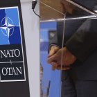 Un podio con el logo de la OTAN