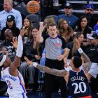 8 de abril de 2026, Inglewood, California, EE. UU.: Shai Gilgeous-Alexander (n.º 2), de los Oklahoma City Thunder, lanza por encima de John Collins (n.º 20), de los Los Angeles Clippers, durante un partido de la temporada regular de la NBA de 2026, celebrado el miércoles 8 de abril de 2026 en el Intuit Dome Arena de Inglewood, California.