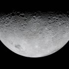 Una vista de la Luna, con los bordes de los cráteres a lo largo del terminador —el límite entre el día y la noche lunar