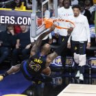 LeBron James realiza un mate frente a los Phoenix Suns