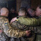 Varios soldados ucranianos se reúnen antes del inicio de la tregua. 10 de abril de 2026