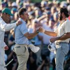 Rory McIlroy, de Irlanda del Norte, y Cameron Young, de Estados Unidos, durante la ronda final del Torneo de Golf Masters 2026, celebrado el 12 de abril de 2026 en Augusta. Foto: Petter Arvidson / BILDBYRÃ…N / kod PA / PA1196.golf masters bbeng the masters augusta