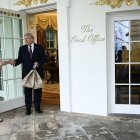 El presidente Donald Trump estrecha la mano de una repartidora de DoorDash