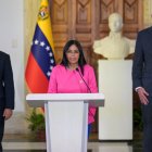 Delcy Rodríguez (c) junto a su ministro de Exteriores (i) y su nuevo fiscal general, Larry Devoe (d)