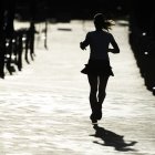 Una mujer corre por una calle de la ciudad haciendo ejercicios