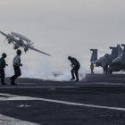 Un E-2D Hawkeye, adscrito al Escuadrón de Mando y Control Aerotransportado (VAW) 117, despega de la cubierta de vuelo del portaaviones de la clase Nimitz USS Abraham Lincoln (CVN 72) durante la Operación Epic Fury, el 31 de marzo de 2026