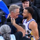 Steve Kerr y Stephen Curry, de los Warriors, se abrazan tras vencer a los Clippers
