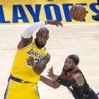 18 de abril de 2026, Los Ángeles, California, Estados Unidos: LeBron James (23), de los Lakers de Los Ángeles, pasa el balón mientras es defendido por Josh Okogie (20), de los Rockets de Houston, durante el primer partido de la primera ronda de los playoffs de la NBA en el Crypto.com Arena. Playoffs de la NBA 2026: Lakers 107-98 Rockets.
