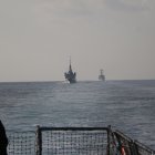 El portaaviones USS Dwight D. Eisenhower (CVN 69) (IKE), el crucero lanzamisiles de la clase Ticonderoga USS Philippine Sea (CG 58), el destructor lanzamisiles USS Gravely (DDG 107), el destructor lanzamisiles USS Stethem (DDG 63), y el destructor de la Armada francesa FS Languedoc (D 653) atraviesan el estrecho de Ormuz con el apoyo aéreo de un E-2C Hawkeye de la Armada francesa y de aviones de combate Rafale de la Fuerza Aérea, el 26 de noviembre. El IKECSG está desplegado en la zona de operaciones de la 5.ª Flota de EE. UU. para ayudar a garantizar la seguridad y la estabilidad marítimas en la región de Oriente Medio.