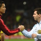 Cristiano Ronaldo y Leo Messi se saludan antes de un juego entre Portugal y Argentina en 2014