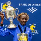 El atleta keniata John Korir celebra su victoria en el maratón de Boston 2026