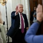 El presidente Donald Trump saluda a los atletas hoy en la Casa Blanca.