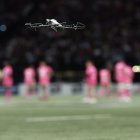 Un dron sobrevuela un estadio durante un evento deportivo. Imagen de archivo