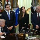 El presidente Trump y parte de su equipo escuchando a la prensa durante la reunión de hoy en la Casa Blanca.
