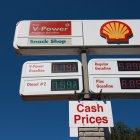 El 14 de abril de 2026, en el exterior de una gasolinera Shell en West Hollywood, California, precios de gasolina y diésel