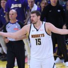 Los Ángeles, California, EE. UU.: Nikola Jokic, con el dorsal n.º 15 de los Denver Nuggets, discute una decisión arbitral durante el partido de la temporada regular de la NBA contra los Los Angeles Lakers, celebrado el sábado 14 de marzo de 2026 en el Crypto.com Arena de Los Ángeles, California. Los Lakers vencen a los Nuggets por 127 a 125.