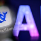 El logo de la empresa China DeepSeek junto a una IA