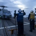 Marineros estadounidenses, destinados al destructor lanzamisiles de la clase Arleigh Burke USS Delbert D. Black (DDG 119), muestran el calzo y las cadenas a los pilotos de un helicóptero MH-60R Sea Hawk, adscrito al Escuadrón de Ataque Marítimo con Helicópteros (HSM) 46, durante la Operación Epic Fury, el 31 de marzo de 2026.