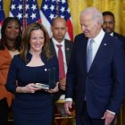 Joe Biden otorga la Medalla Presidencial de Ciudadanos a Jocelyn Benson