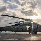 Marineros estadounidenses realizan tareas de mantenimiento previo al vuelo en un helicóptero MH-60S Sea Hawk, adscrito al Escuadrón de Combate Marítimo de Helicópteros (HSC) 25, en la cubierta de vuelo del buque de asalto anfibio de la clase America USS Tripoli (LHA 7) durante la Operación Epic Fury, el 31 de marzo de 2026.