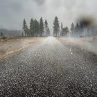 Una carretera cubierta de granizo. Imagen de archivo