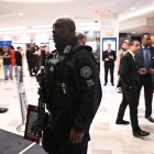 Un agente del Servicio Secreto atraviesa el vestíbulo del Washington Hilton tras escucharse disparos durante la Cena de Corresponsales de la Casa Blanca, celebrada en Washington D. C. el 25 de abril de 2026. El presidente Trump asiste por primera vez a la gala anual de la prensa política desde que ocupa el cargo.