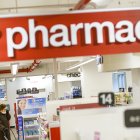 Una mujer busca un medicamento en una farmacia (Archivo)