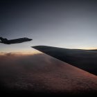 Un avión KC-135 Stratotanker de la Fuerza Aérea de los Estados Unidos vuela junto a un avión F-35A Lightning II de la Fuerza Aérea de los Estados Unidos durante la Operación Epic Fury en la zona de responsabilidad del Mando Central de los Estados Unidos, el 5 de abril de 2026. (Foto de la Fuerza Aérea de los Estados Unidos)