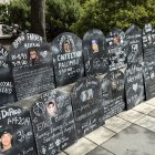 Un memorial improvisado de víctimas de sobredosis por opioides