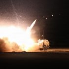 Un sistema de cohetes de artillería de alta movilidad M142 (HIMARS) realizando ejercicios de fuego real durante la operación "Epic Fury" en un lugar no revelado.