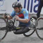 (ARCHIVO) El ex piloto de carreras y ciclista paralímpico italiano Alex Zanardi participa en la 23.ª Maratón de Roma el 2 de abril de 2017. Alex Zanardi, el piloto de carreras italiano que se convirtió en campeón paralímpico de ciclismo tras perder ambas piernas en un accidente, ha fallecido a los 59 años, según anunció su familia el 2 de mayo de 2026. Zanardi, uno de los deportistas más queridos y respetados de su país, a quien se le atribuye haber contribuido a transformar la percepción de la discapacidad en Italia, falleció en la tarde del 1 de mayo. (Foto de Andreas SOLARO / AFP)