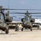 Una formación de helicópteros de ataque AH-64 Apache del Ejército de los Estados Unidos, armados con cohetes y misiles Hellfire, sale a pista para realizar un vuelo programado en la zona de responsabilidad del Mando Central de los Estados Unidos. Además de los cohetes y los misiles, el Apache cuenta con un cañón automático de 30 mm.