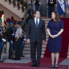Imagen n.º: 41490078    (151217) -- TEGUCIGALPA, 17 de diciembre de 2015 (Xinhua) -- El presidente de Honduras, Juan Orlando Hernández (izquierda), y su esposa, Ana García de Hernández, esperan para dar la bienvenida al presidente de Costa Rica, Luis Guillermo Solís, y a su esposa, Mercedes Peñas (no aparece en la imagen), en la Casa Presidencial de Tegucigalpa, capital de Honduras, el 17 de diciembre de 2015.  (Xinhua/Rafael Ochoa) (jg) (ah)