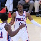Tyrese Maxey y Joel Embiid, de los Philadelphia 76ers. Imagen de archivo