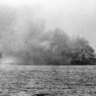 El buque de transporte estadounidense USS Wakefield se incendia en el mar