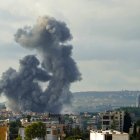 El humo se eleva desde el lugar de los ataques aéreos israelíes