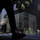 Una persona camina en Nueva York