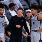 El técnico de los San Antonio Spurs, Mitch Johnson, da instrucciones a Stephon Castle (n.º 5) y Dylan Harper (n.º 2) durante un partido de la temporada regular de la NBA de 2026 contra los Los Angeles Clippers, celebrado el jueves 2 de abril de 2026 en el Intuit Dome Arena de Inglewood, California. Los Clippers pierden ante los Spurs por 118-99. JAVIER ROJAS/PI