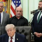 Joe Rogan, junto al presidente Donald Trump y al secretario de Salud, Robert F. Kennedy Jr.