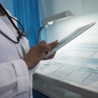 Una doctora utiliza un dispositivo digital en el hospital (Imagen de archivo)