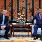 Donald Trump (izq.) se reúne con el presidente de China, Xi Jinping, al margen de su visita al jardín Zhongnanhai en Beijing