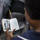 Un cristiano sostiene un libro de oraciones durante una procesión en Nigeria (Archivo)