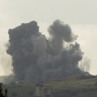 El humo se eleva desde el lugar de un ataque aéreo israelí (Archivo)