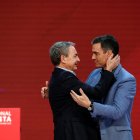 José Luis Rodríguez Zapatero y Pedro Sánchez, durante un acto de la Internacional Socialista en 2022